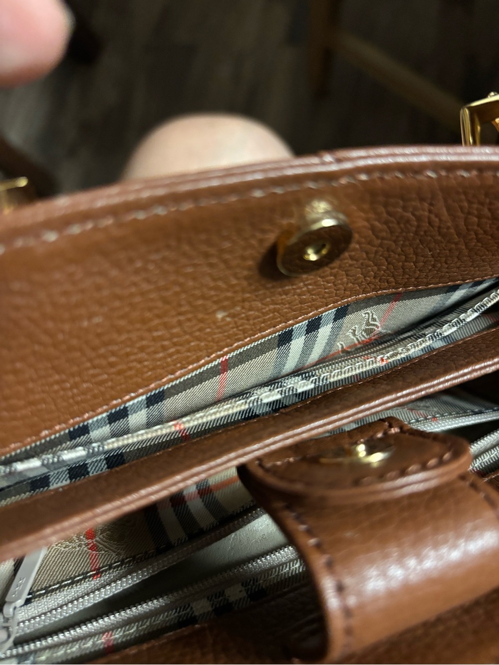 Compact vintage Burberrys Brown Leather Top-Handle bag with Gold Hardware - Picture 14 of 15
